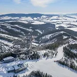 Treehous Sneznik S Wellness ラグジュアリーテント *